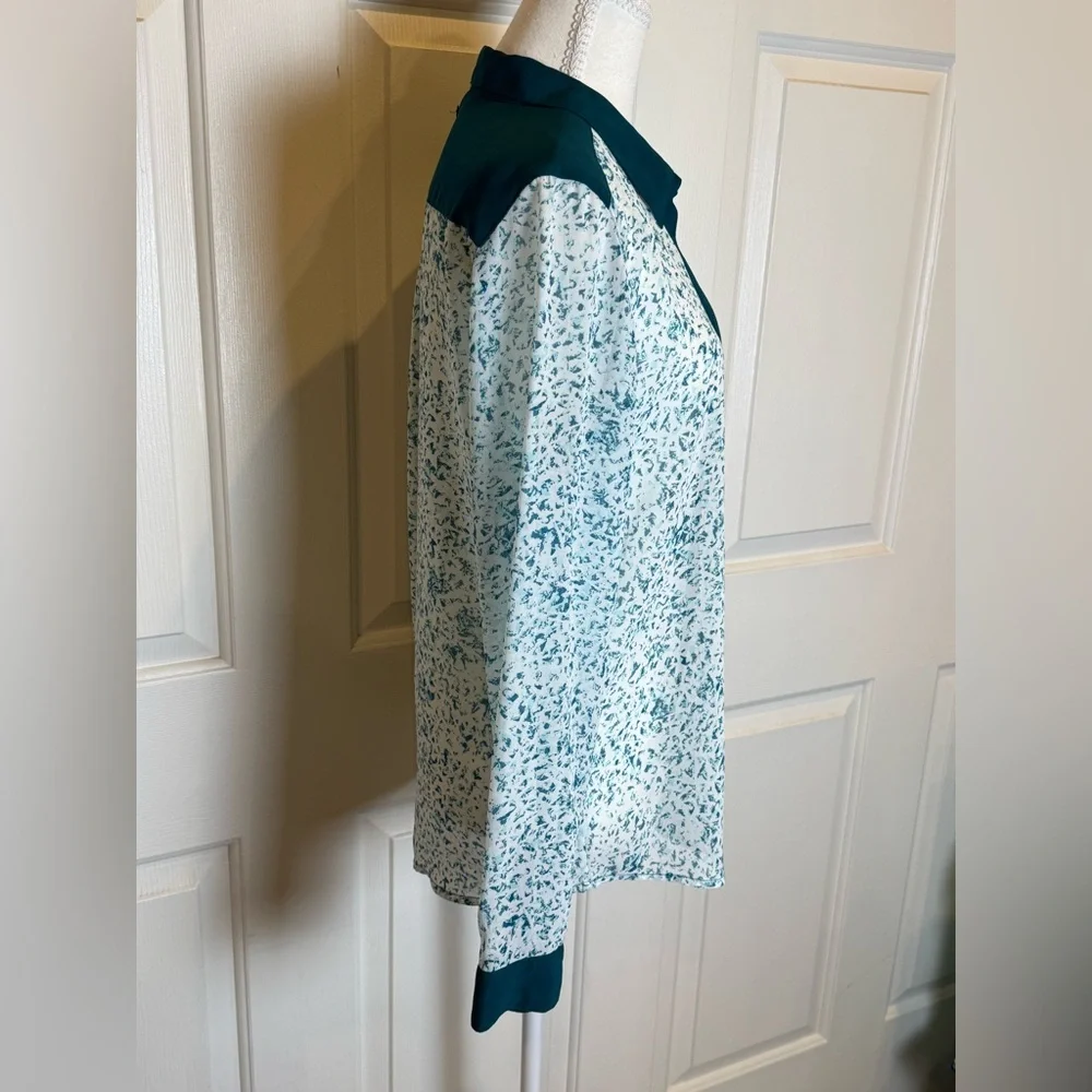 GUESS Teal Satin Contrast Collar Blouse Size M Button Front Top - Picture 6 of 6